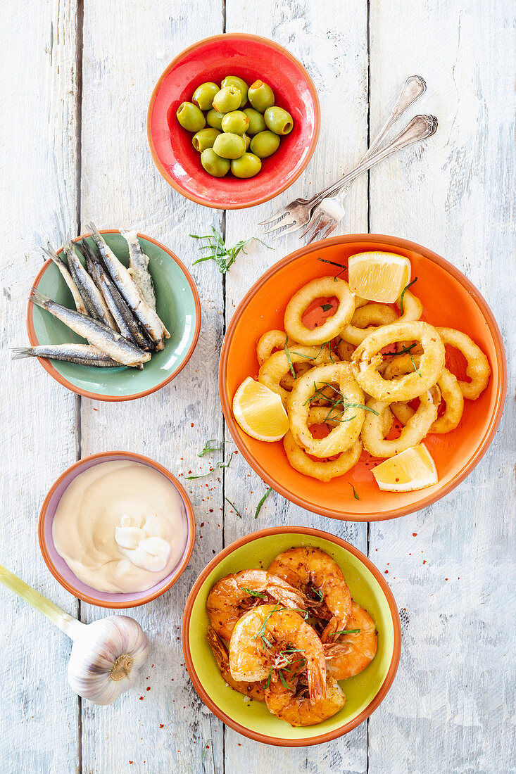 Verschiedene Tapas mit Meeresfrüchten und Fisch (Spanien)