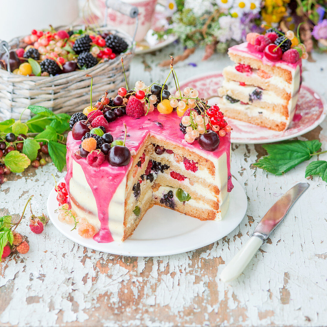 Festliche Beeren-Buttercremetorte