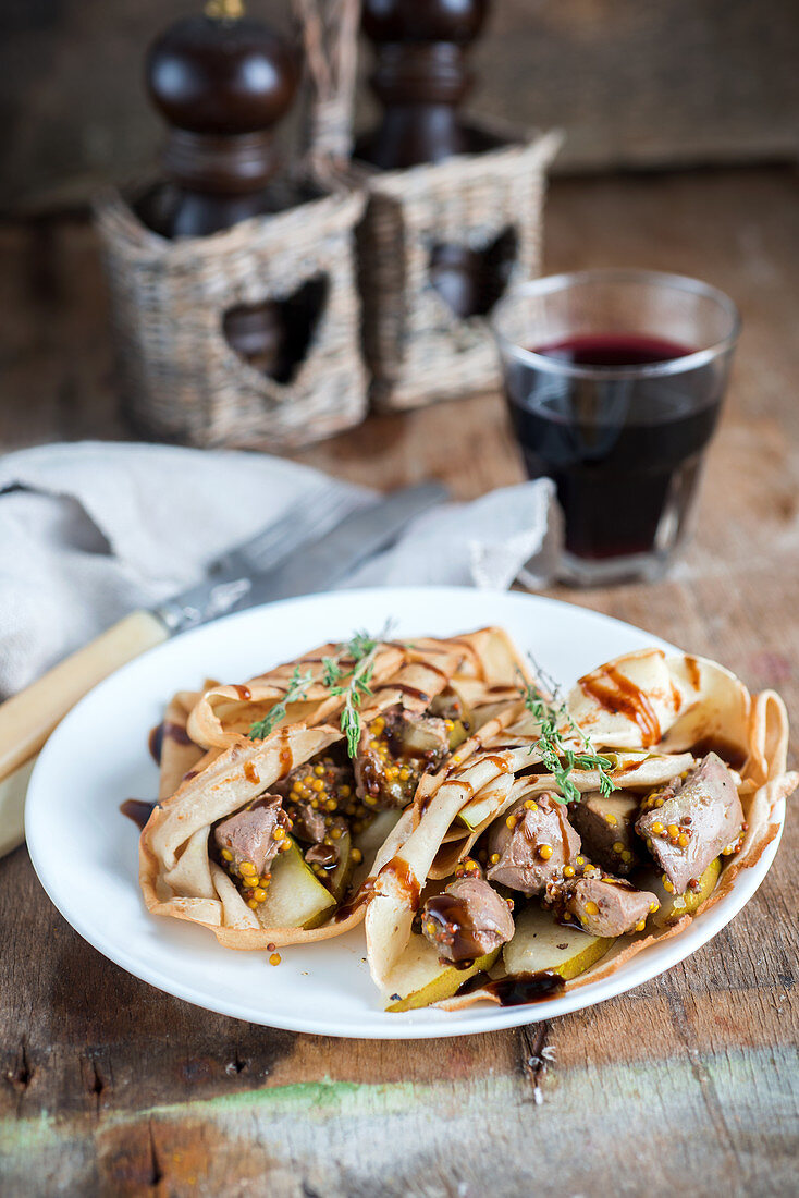 Crêpes mit Hühnerleber und Birnen