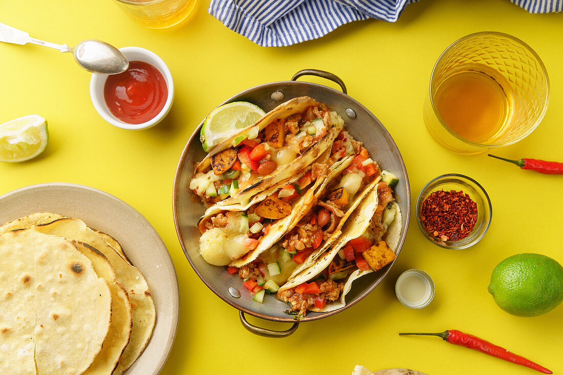 Tacos with chilli con carne and cheese (Mexico)