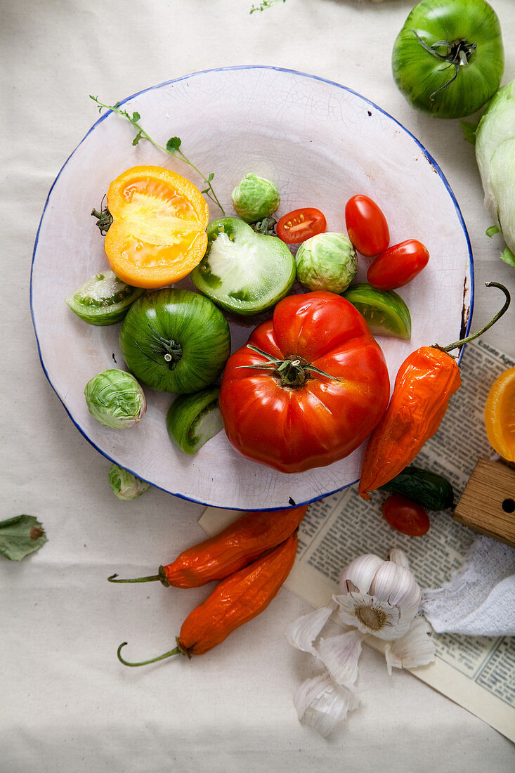 Verschiedene Tomatensorten, Rosenkohl und Chilischoten