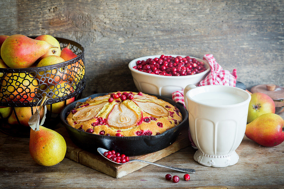 Herbstlicher Cranberry-Birnen-Kuchen in der Form