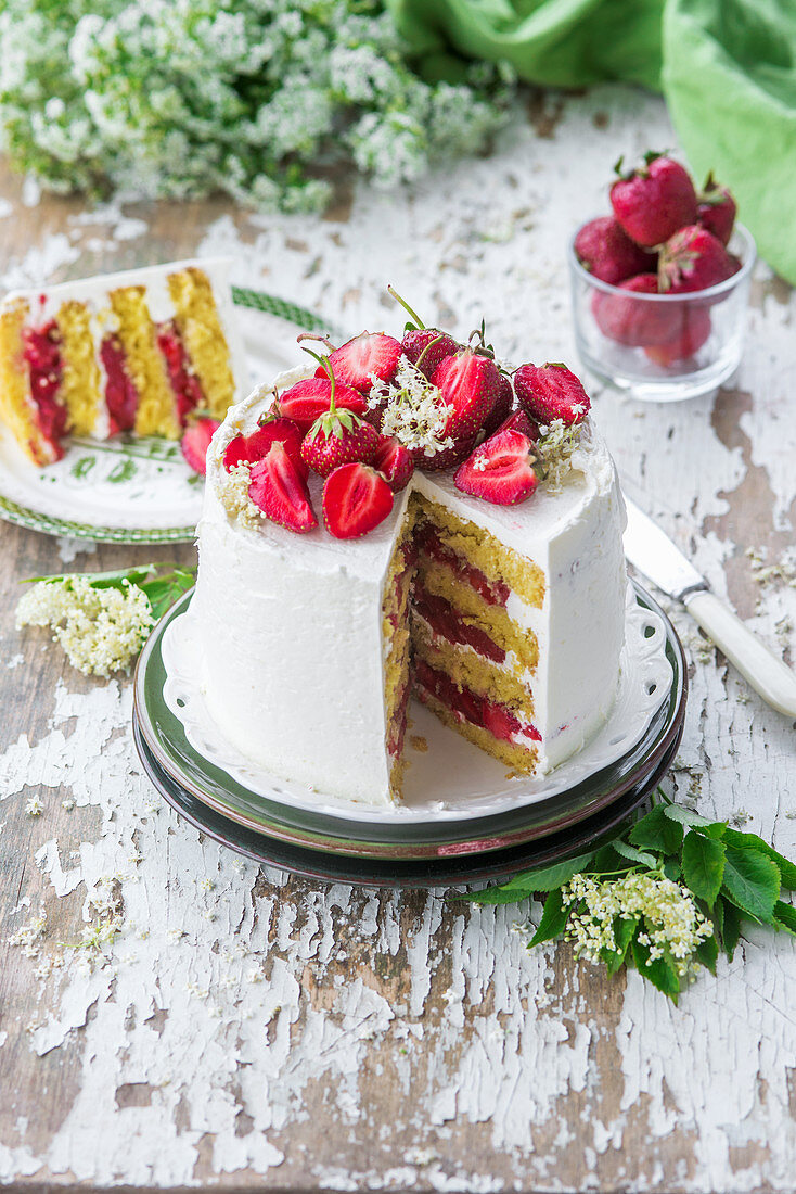 Holunderblüten-Buttercremetorte mit Erdbeeren, angeschnitten