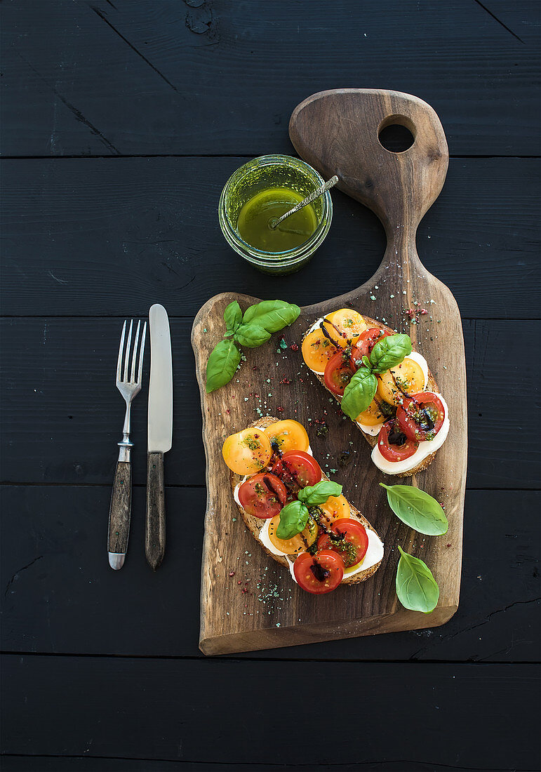 Crostini Caprese, mit bunten Tomaten, Mozzarella und Basilikum