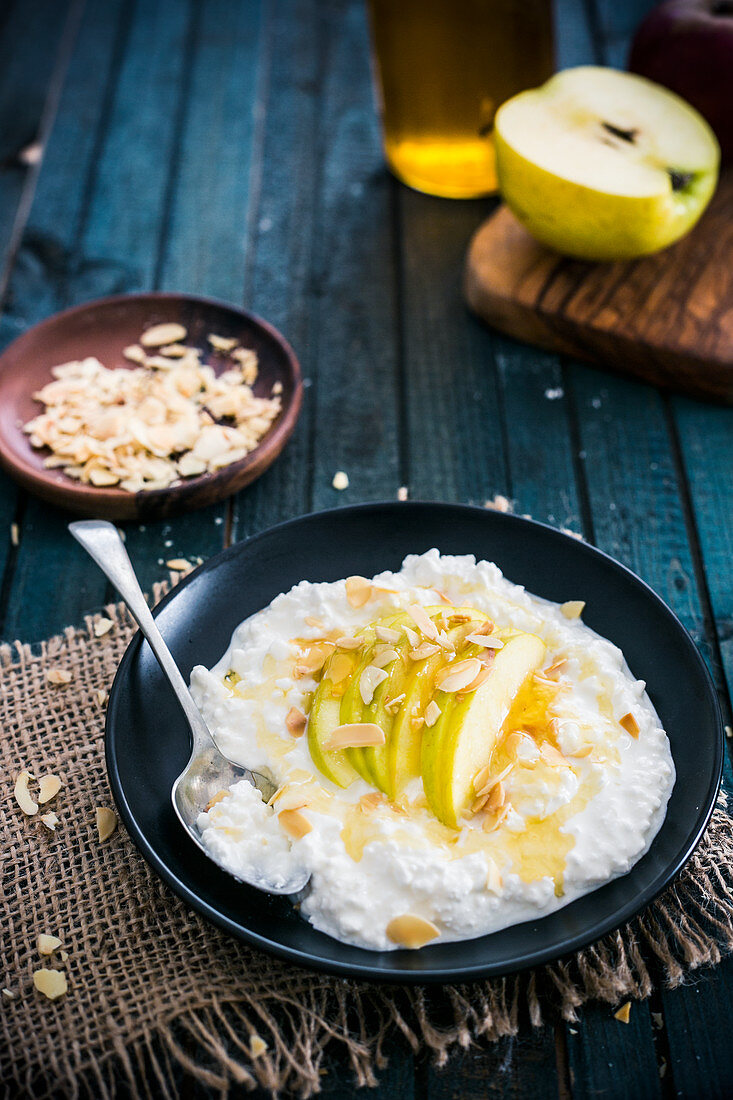 Cottage cheese with apples, roasted almonds and honey