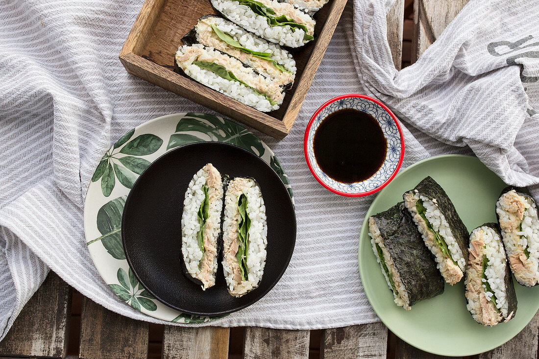 Sushi-Sandwiches mit Thunfischcreme und Salatblatt
