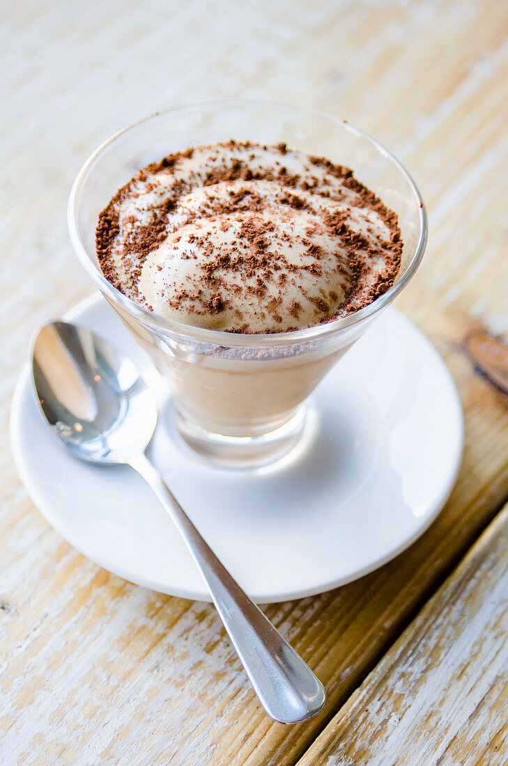 Geeiste Kaffeecreme mit geriebener Schokolade