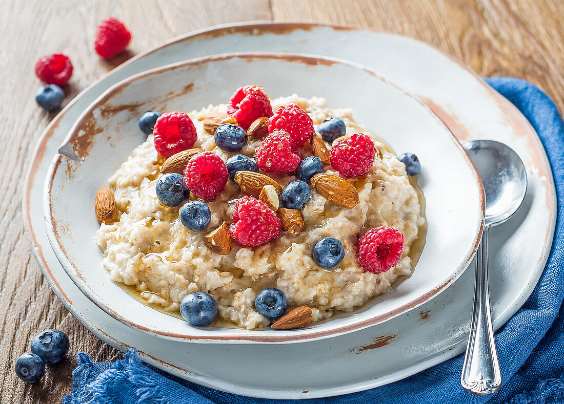 Porridge with berries and almonds