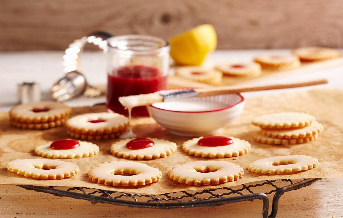 Karlsbad lemon rings with redcurrant jelly