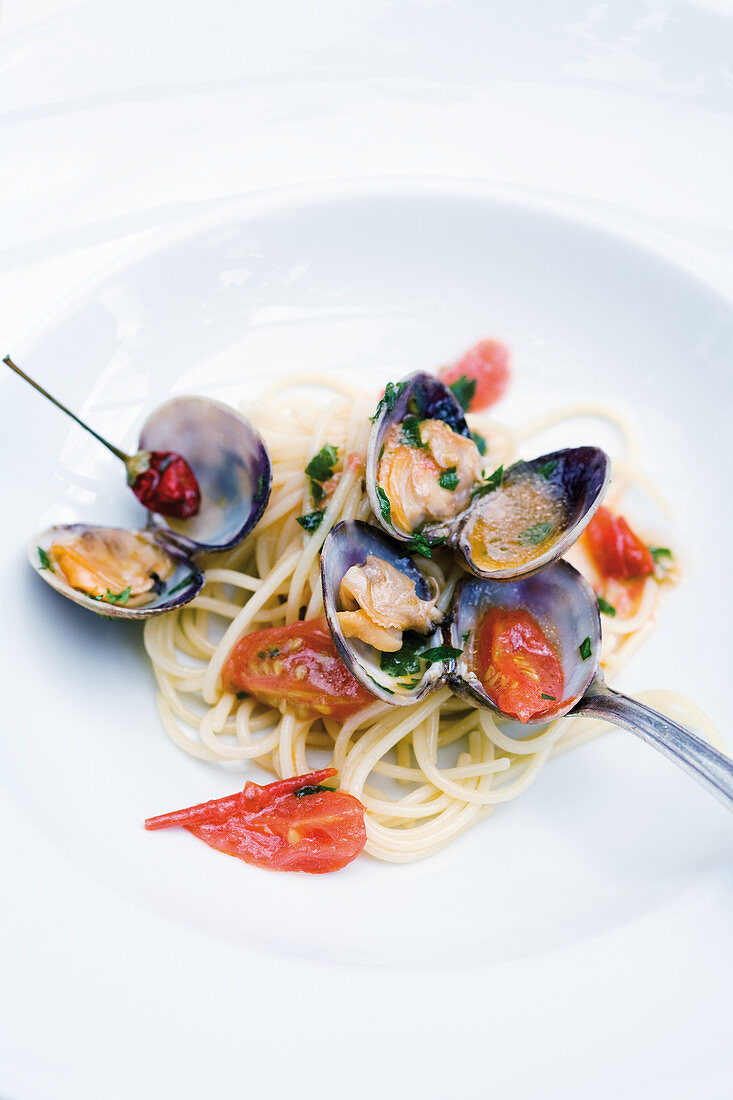 Spaghetti with clams, cherry tomatoes, garlic and parsley