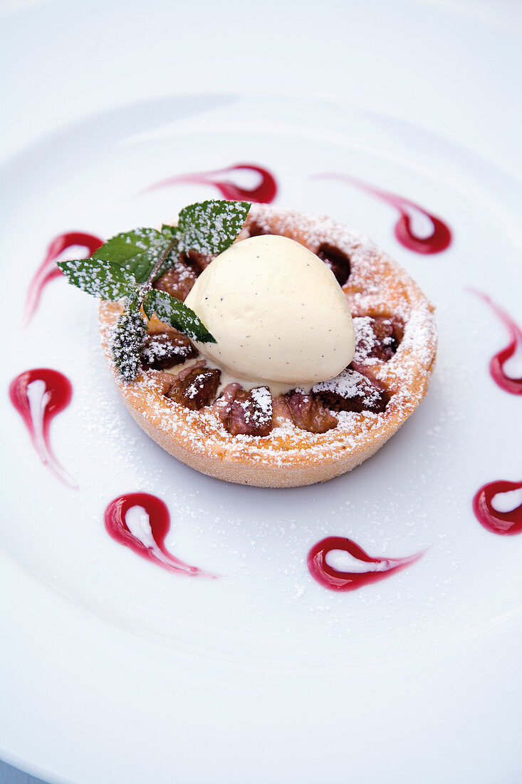 Fig tartlet with goat's cheese and vanilla ice cream