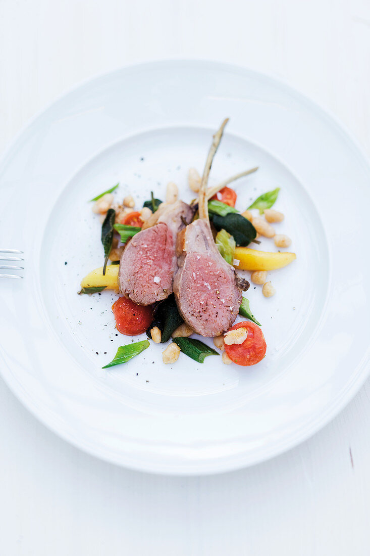 Saddle of lamb à la toscane with potatoes, cherry tomatoes, spring onions and white beans