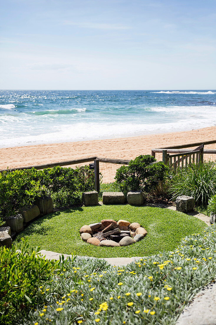 View from the garden with a fireplace to the sea