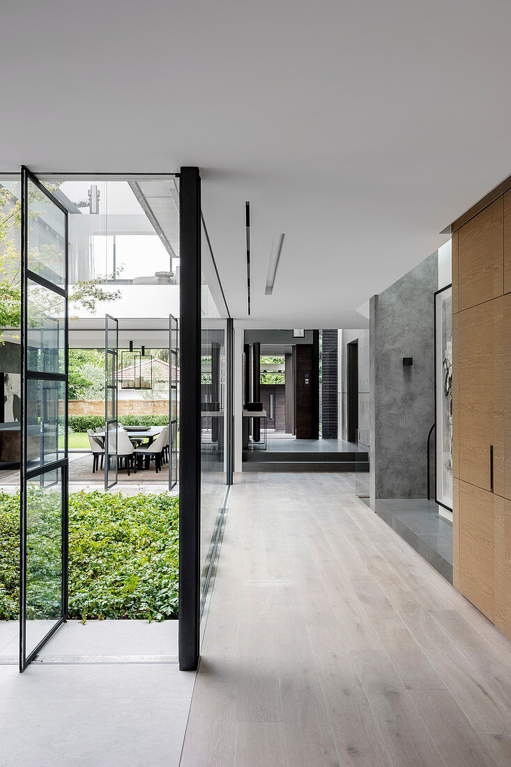Eleganter Flur mit Verglasung im Architektenhaus