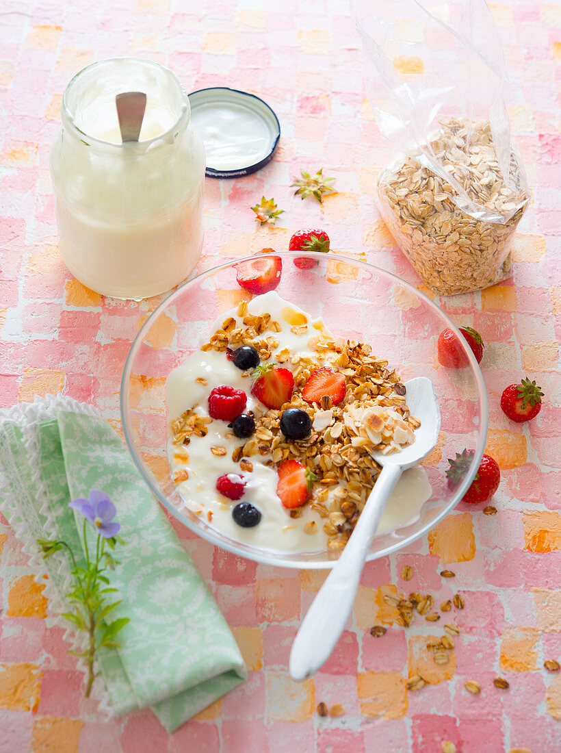 Muesli with yoghurt and fresh berries