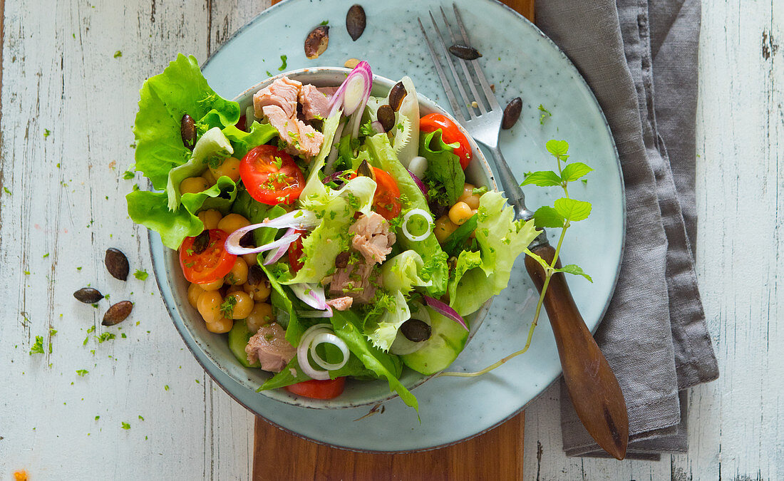 Tuna fish salad with chickpeas