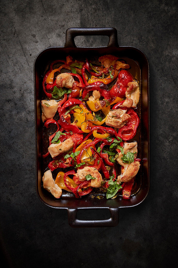 Oven-roasted chicken with peppers (seen from above)
