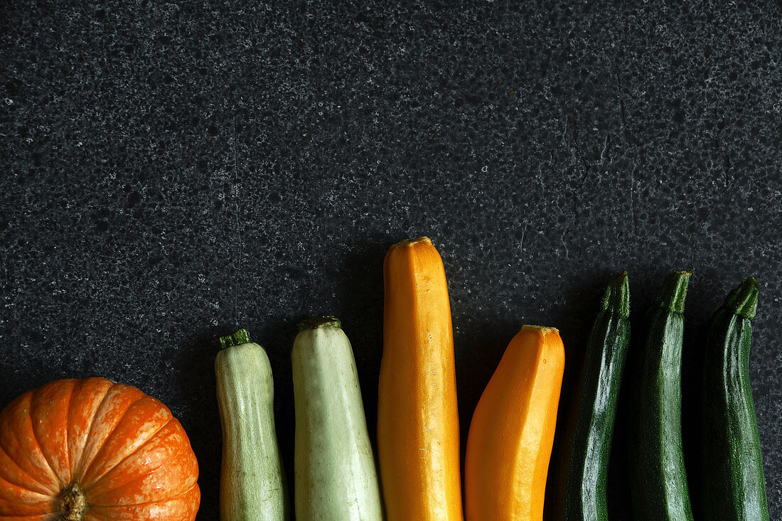 Stillleben mit Kürbis und Zucchini in verschiedenen Farben