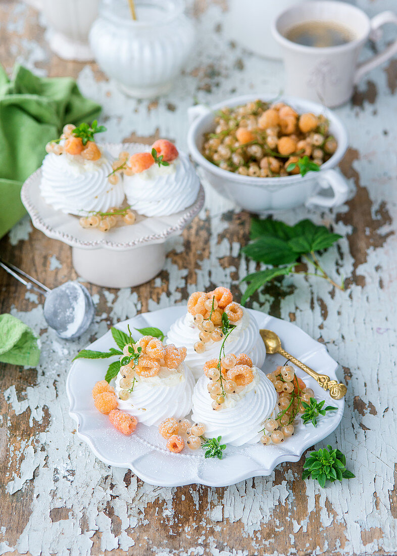 Min-Pavlovas mit weissen Johannisbeeren und weissen Himbeeren