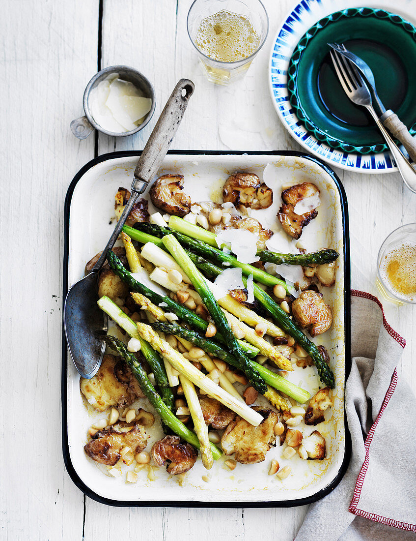 Spargel mit zerdrückten Kartoffeln