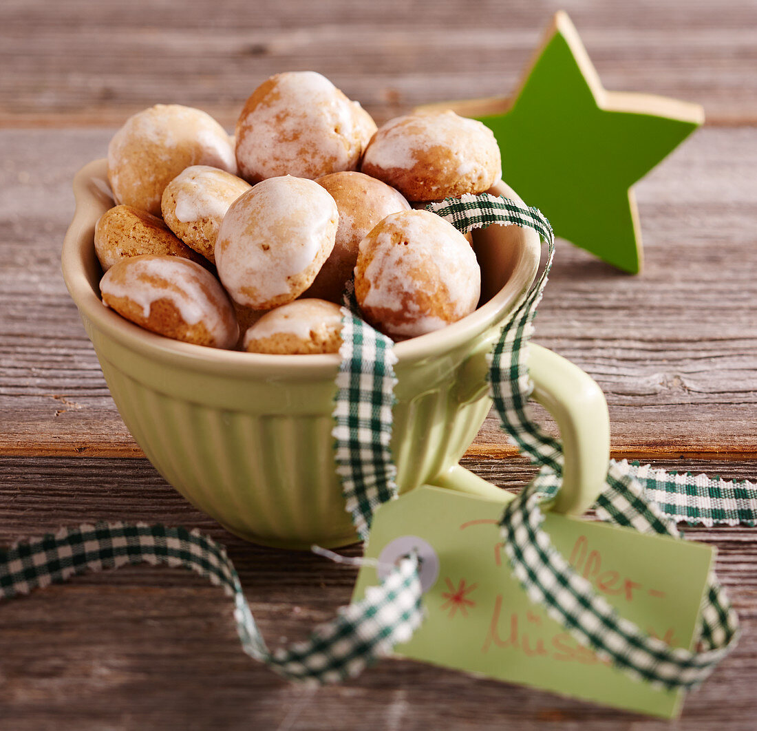 Peppernuts as a gift in a green cup