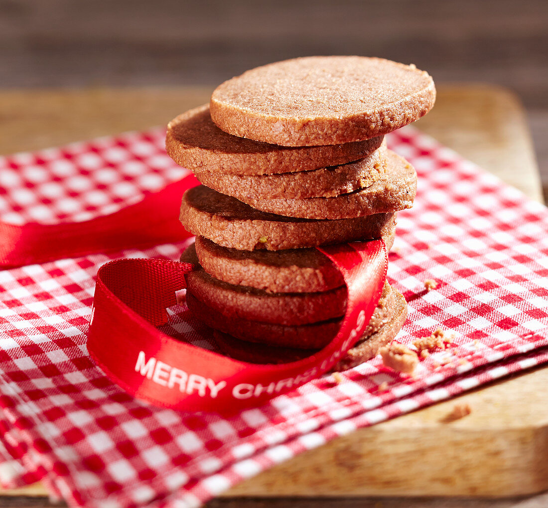 Lebkuchen-Plätzchen, gestapelt mit Geschenkband zu Weihnachten