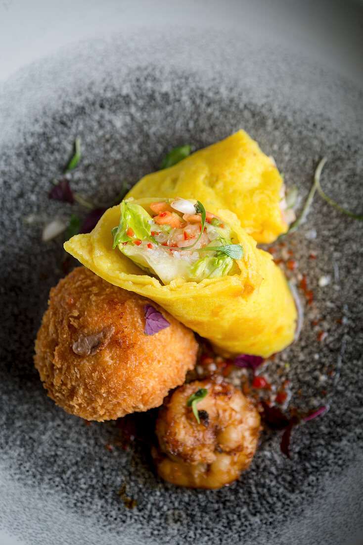 Pfannkuchenröllchen mit Schweinefleisch und glasierten Garnelen (Vietnam)