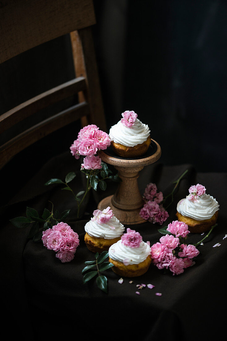 Vegane Aprikosen-Cupcakes mit Rosenwasser und Vanillefrosting
