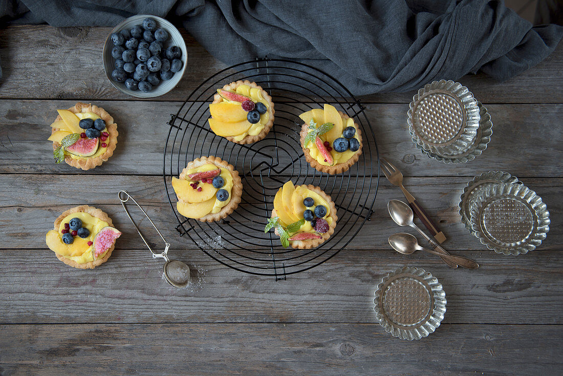 Mini summer tarts with lemon curd and fruit