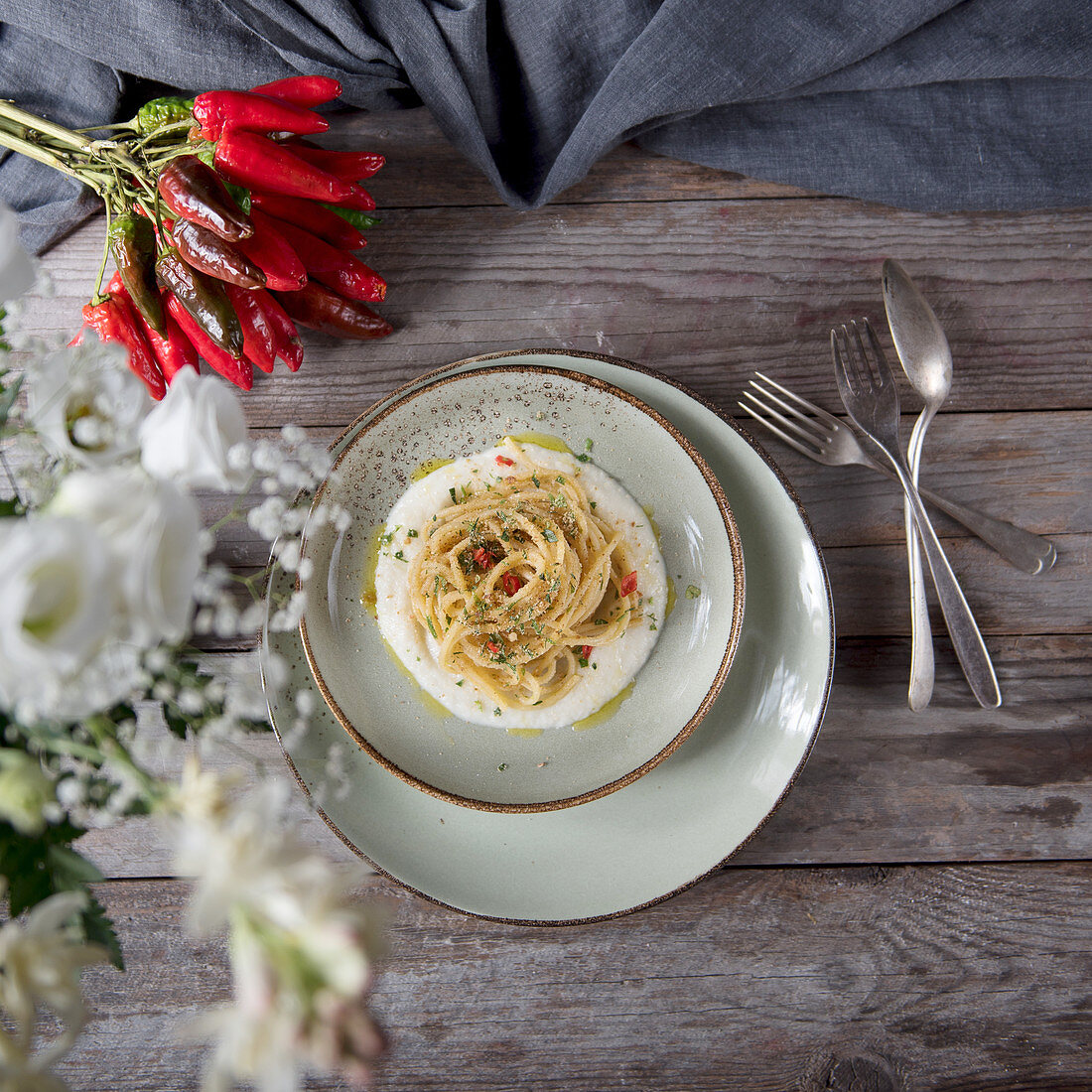 Spaghetti Aglio Olio e Peperoncino auf Blumenkohlschaum