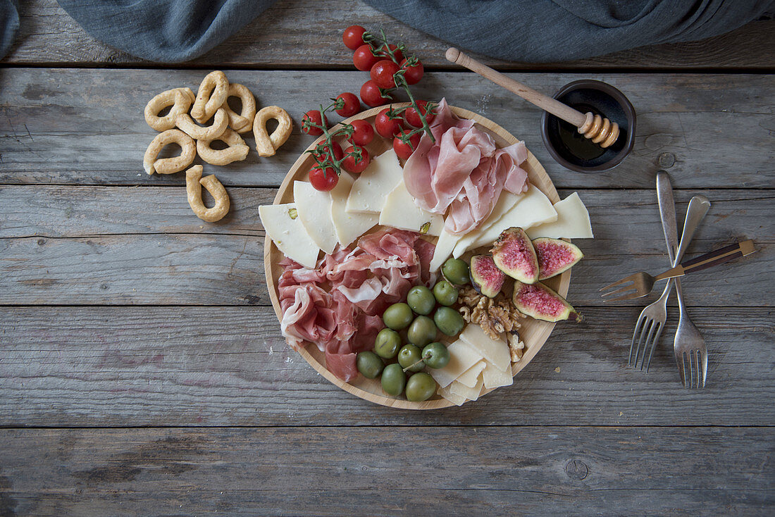 Italian antipasti platter with ham and cheese