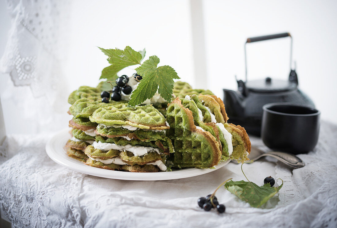 Matcha Waffeltorte mit Vanillesahne und frischen schwarzen Johannisbeeren