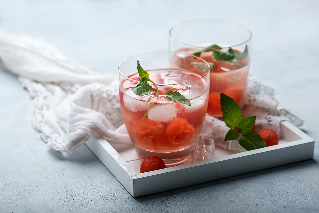 Geeiste Limonade mit Wassermelone und Minze