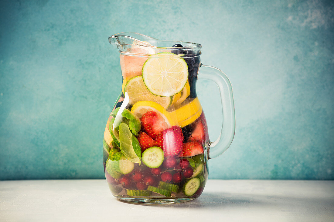 Beeren-Gemüse-Wasser mit Basilikum