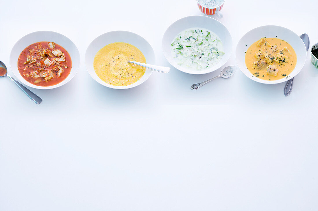 Kohlsuppe, Möhren-Kohlrabi-Suppe, Lauch-Kokos-Suppe und Fischsuppe mit Seelachsfilet und Kurkuma