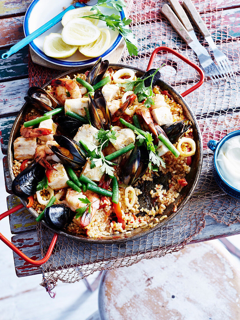 Paella mit Meeresfrüchten und grünen Bohnen