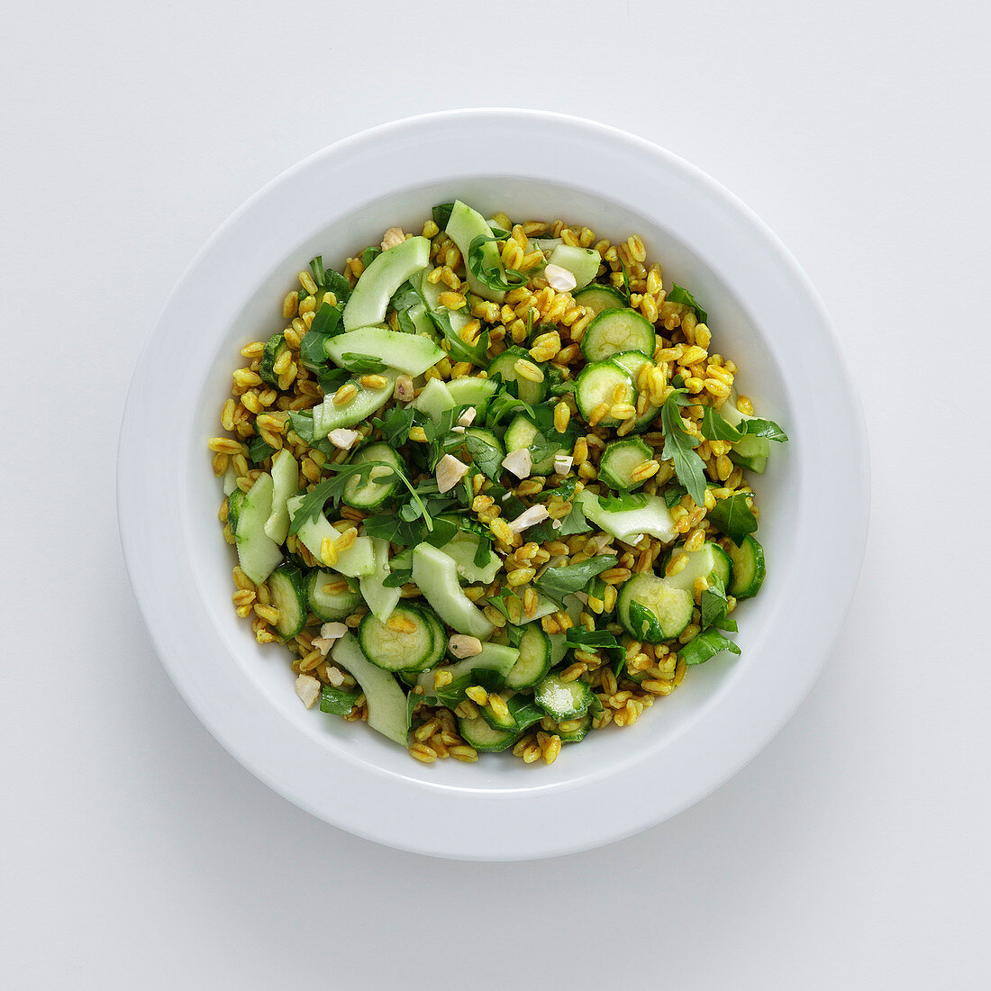 Weizensalat mit Gurke, Zucchini und Rucola