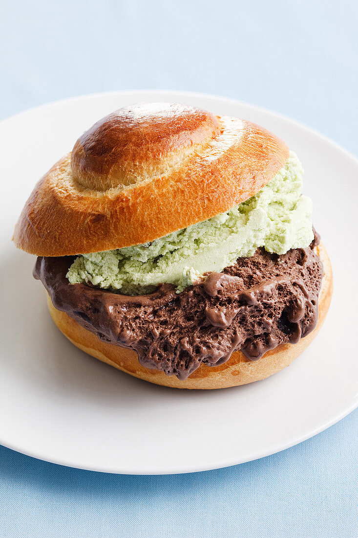 Brioche con gelato (Brioche mit Eis, Italien)