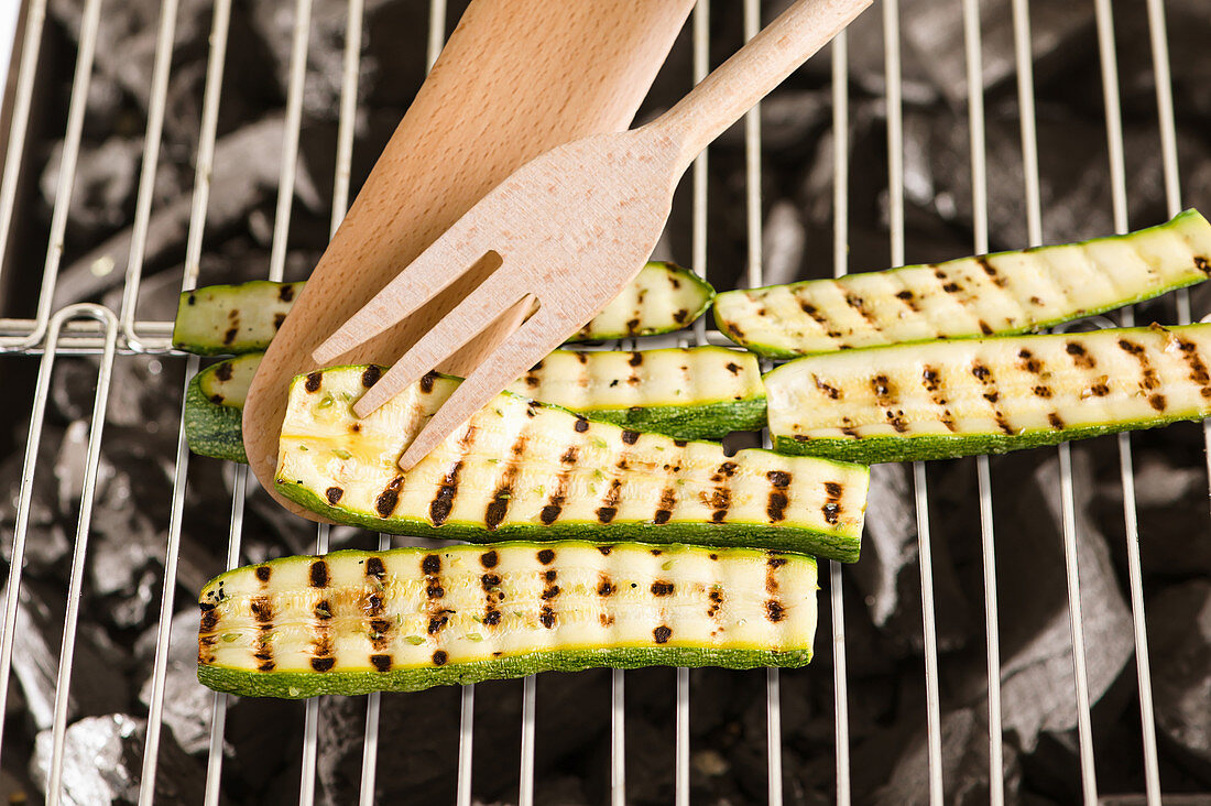 Zucchinischeiben auf dem Grill