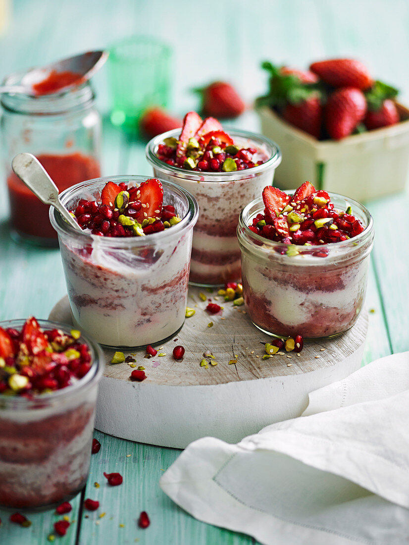 Erdbeer-Halva-Mousse mit Pistazien im Glas