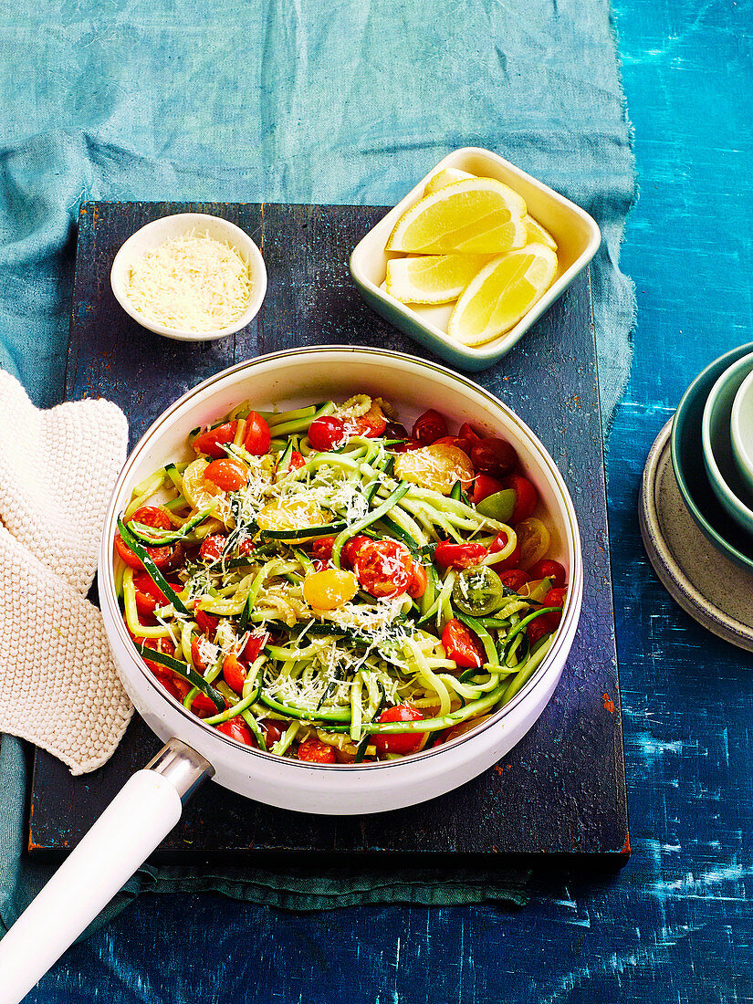 Zucchini-Tomaten-Spaghetti (Low Carb)