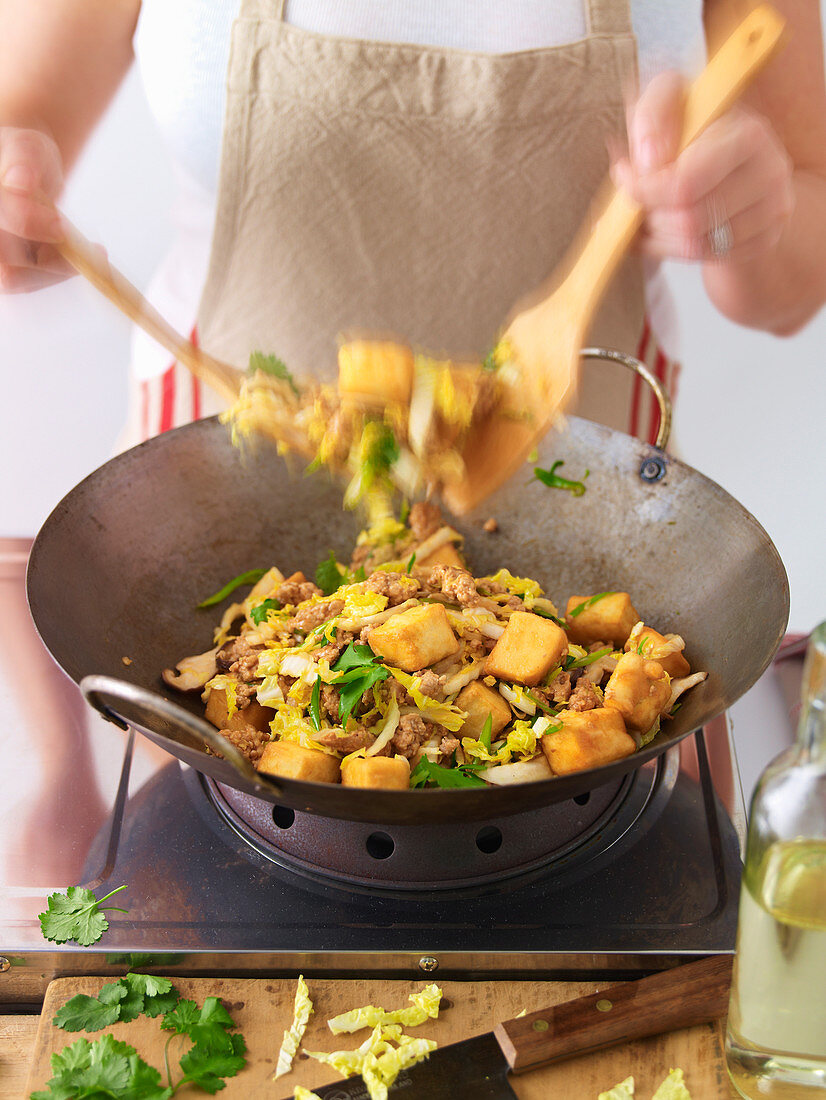 Gebratener Tofu mit Schweinehack und Wombok im Wok