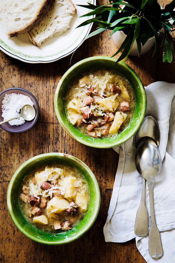 Sauerkrautsuppe mit Borlottibohnen und Speck