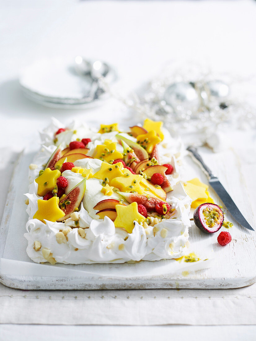 Pavlova mit tropischen Früchten