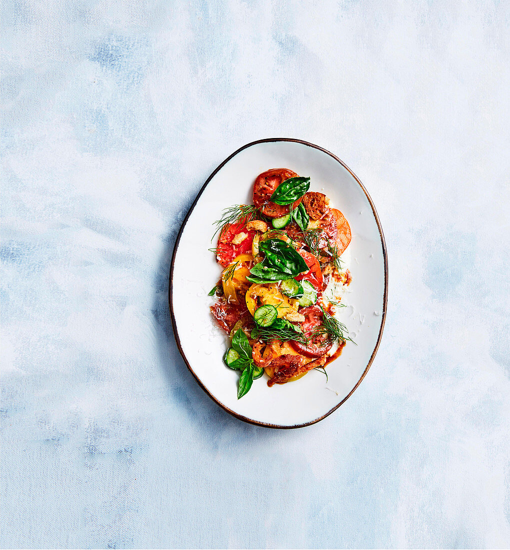 Tomatensalat mit Gurken, Ricotta und frittiertem Brot (Aufsicht)