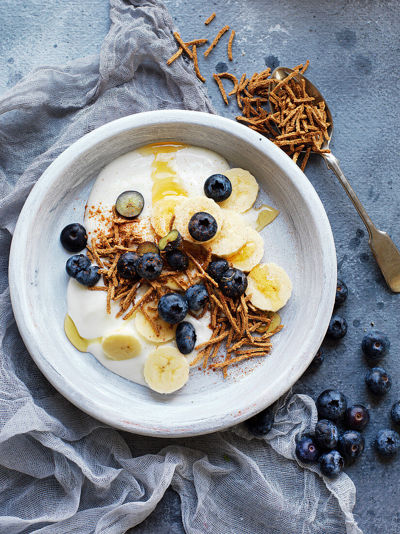 Bananen-Joghurt-Crunch mit Blaubeeren