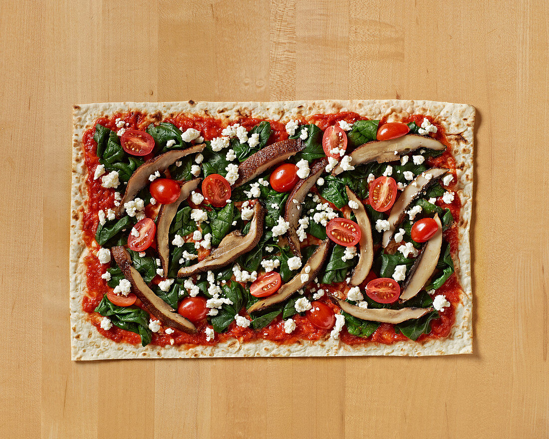 Fladenbrot-Pizza mit Spinat, Portobellopilzen und Feta
