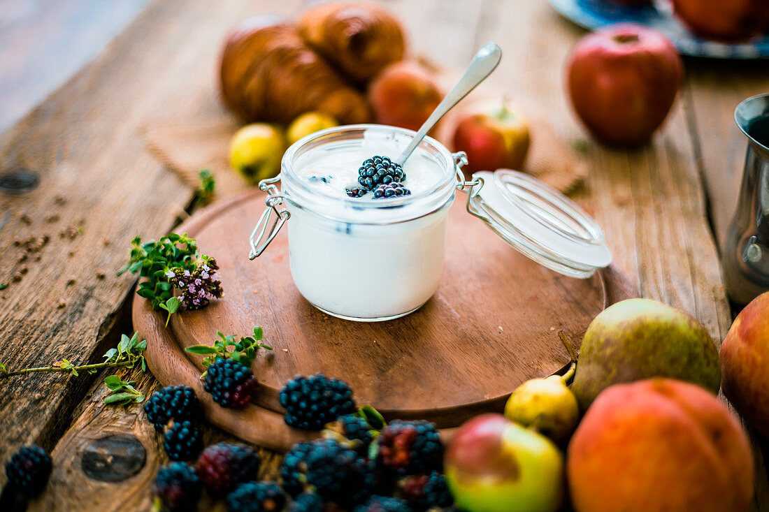 Joghurt mit frischen Früchten zum Frühstück