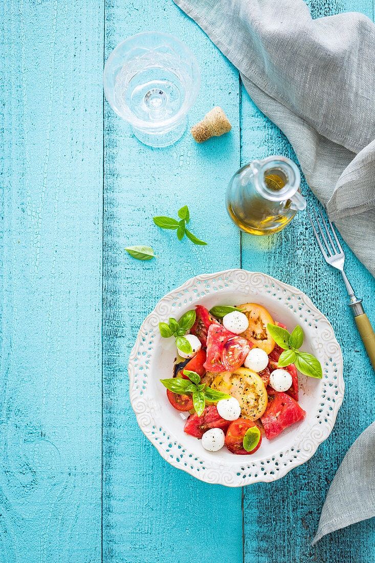 Tomaten-Mozzarella-Salat mit gelben und roten Tomaten