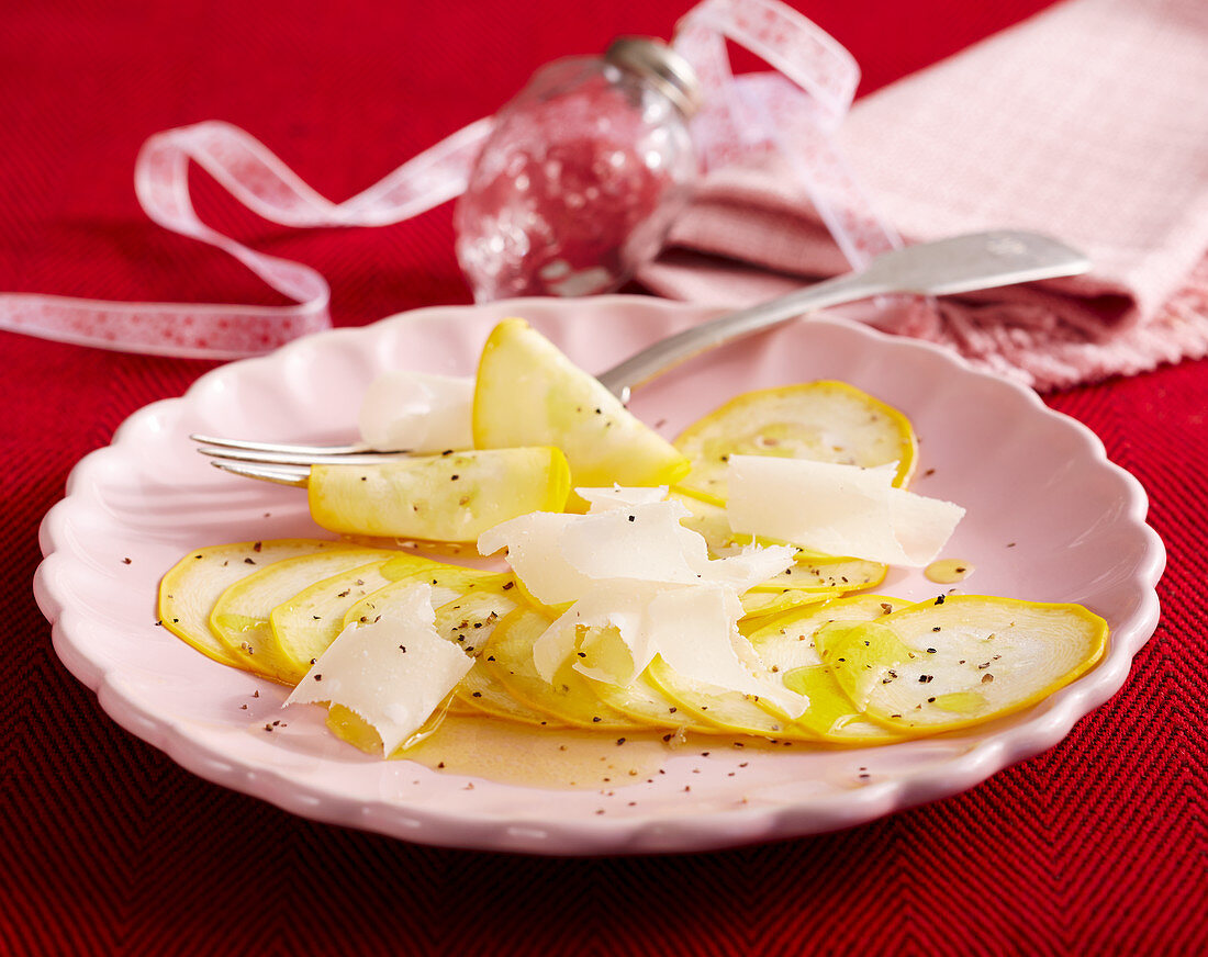 Zucchini-Carpaccio mit Parmesan Zitronensaft und Olivenöl